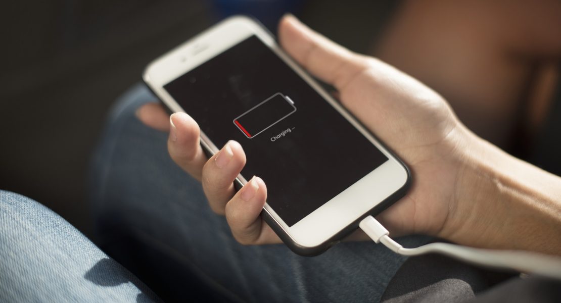 ¿Por qué la batería de tu celular cada vez dura menos?