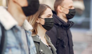 Debemos actuar como si fuéramos portadores y usar mascarilla