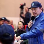 Prohibido aplaudir: Ortega no está solo en esta absurda restricción, pero es el peor