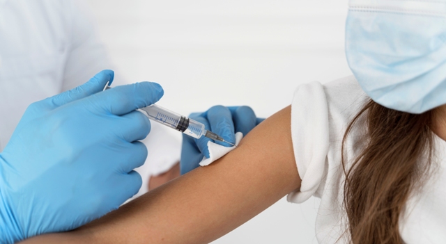 Avance de la pandemia exige revisar estrategia de vacunación