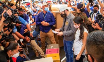 Salvadoreños dan todo el poder a Bukele, puede ser estadista o dictador